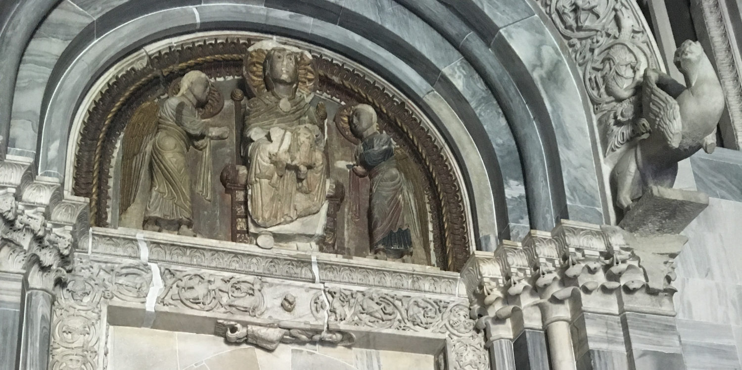 Nadvratnik glavnog portala Bogorodičine crkve u Studenici